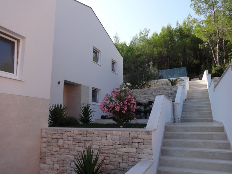 Balkón a terasa s výhľadom na more vás pozývajú na oddych