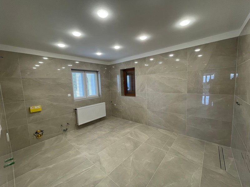 Moderná, priestranná kúpeľňa.