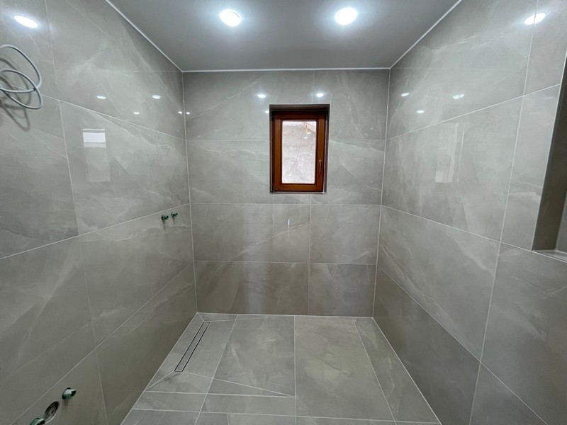 Oblasť, kde bude sprcha neskôr inštalovaná.