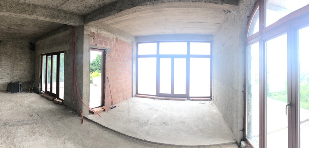 Prízemný byt v hrubom stave.