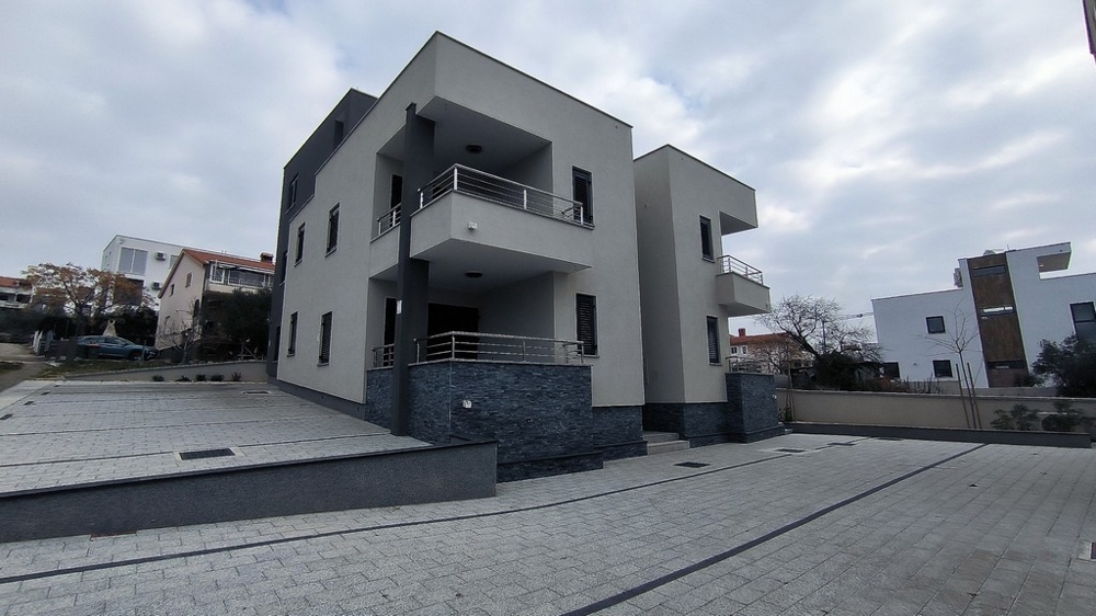 Čelný pohľad na obytný dom, v ktorom sa nachádzajú byty A2772 na prvom a druhom poschodí.