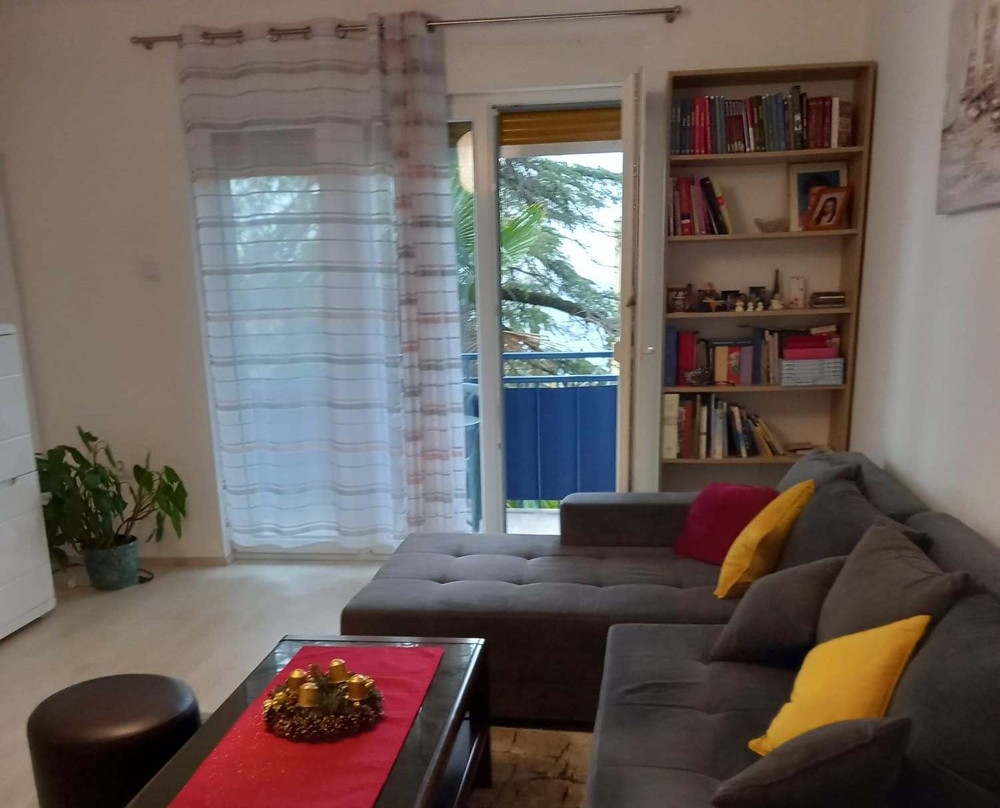 Pohľad do obývačky bytu. V Rijeke, ktorá je na predaj.