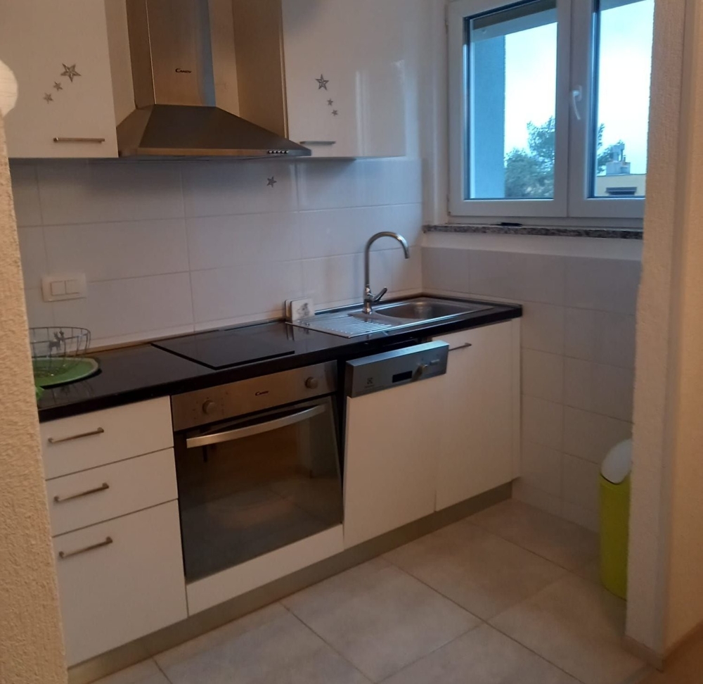 Pohľad na kuchyňu bytu v Rijeke, ktorý je na predaj.