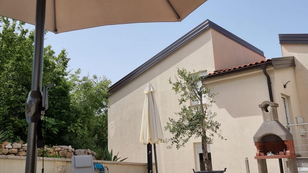 Pohľad na budovu a apartmánový gril.