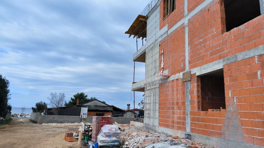 Obývacia izba s výhľadom na more.