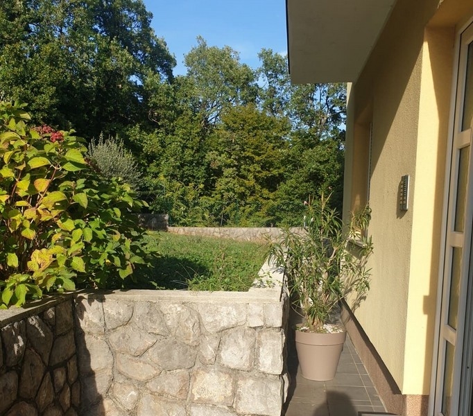 Udržiavaná záhrada na terase objektu.