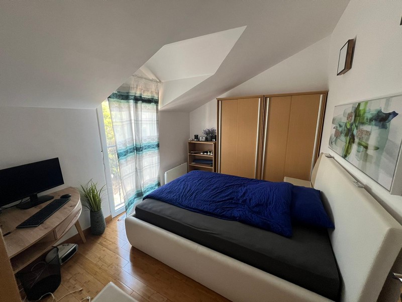 Spálňa apartmánu A2803 v Tisne, Chorvátsko.
