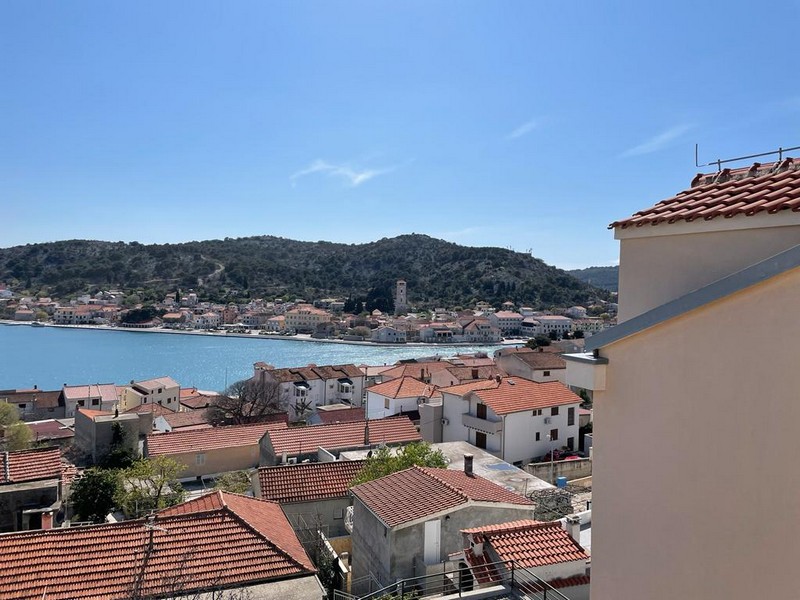 Výhľad z objektu A2803 na Tisno a more.