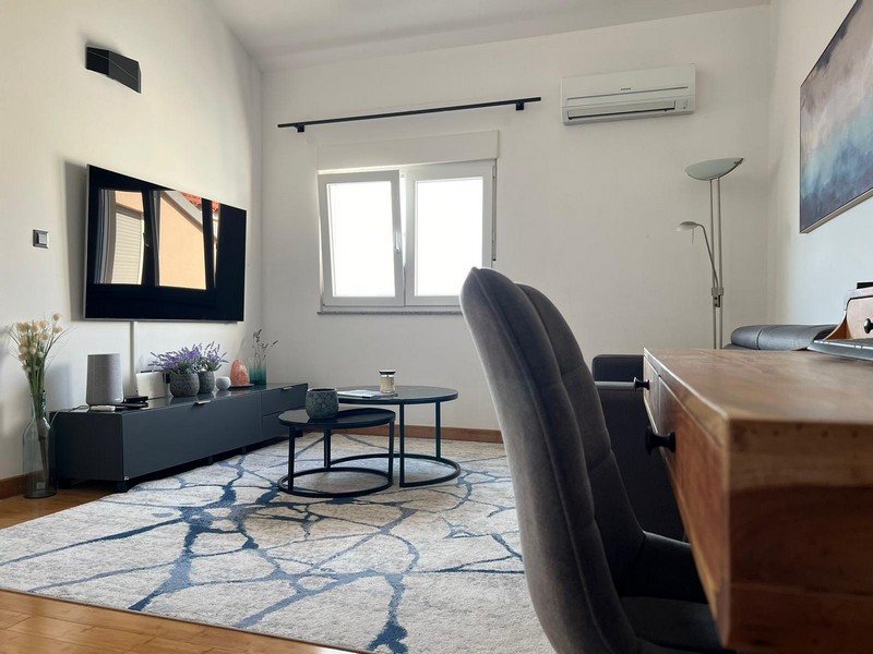 Moderný apartmán s vysoko kvalitným zariadením v Tisne, Chorvátsko - Panorama Scouting.