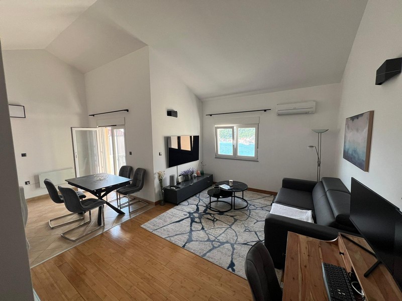 Obytná a jedálenská časť nehnuteľnosti A2803 v Tisne, Chorvátsko - Panorama Scouting.