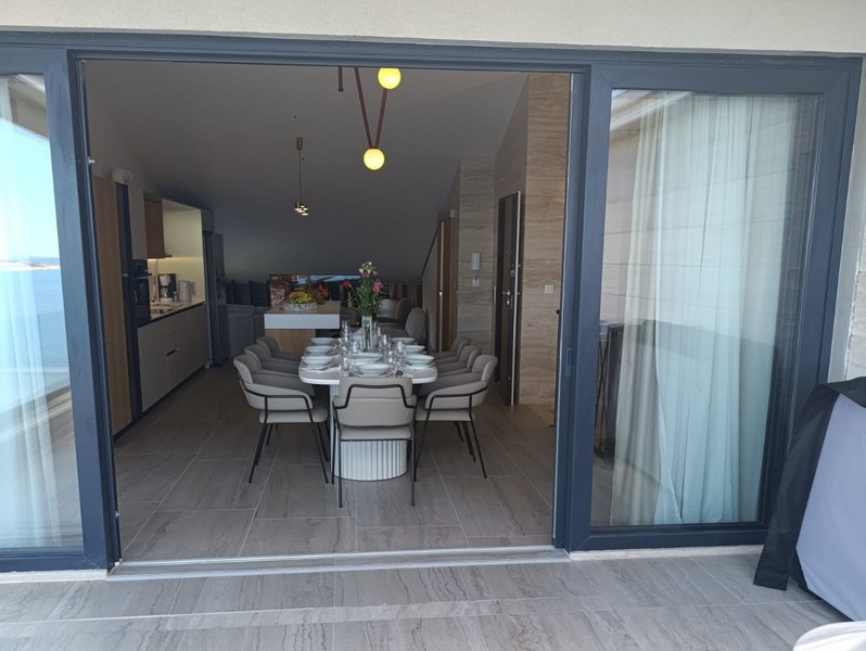 Pohľad na modernú terasu a more v Chorvátsku - Panorama Skauting.