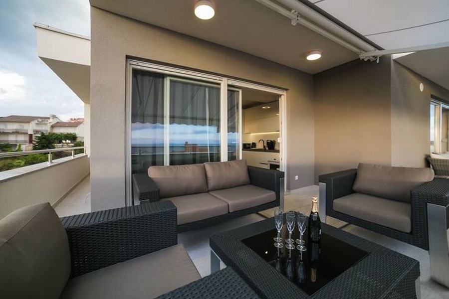 Terasa nehnuteľnosti A2814, ktorá sa predáva v Chorvátsku na ostrove Pag.