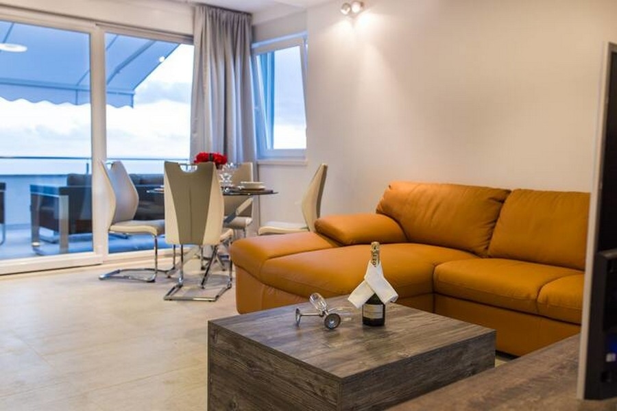 Obývacia izba a výhľad na krásne navrhnutú terasu.