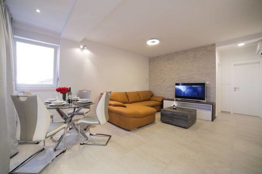 Priestranný obývací priestor s výhľadom na TV v nehnuteľnosti A2814, Chorvátsko.