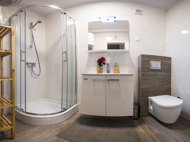 Kúpeľňa so sprchovacím kútom - Objekt A2814, Chorvátsko.