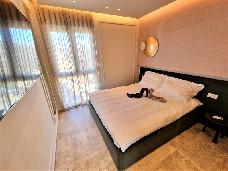 Manželská posteľ v spálni.