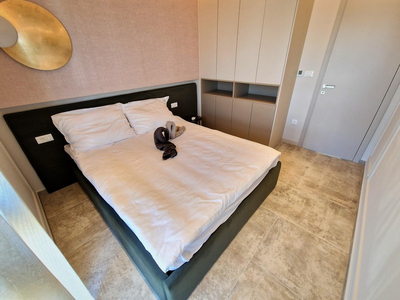 Spálňa s výhľadom na šatník.