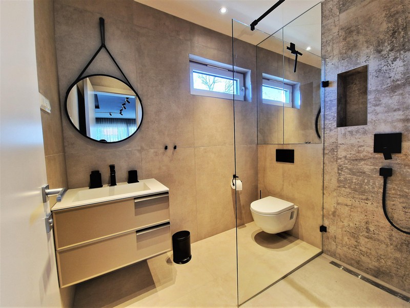 Moderná kúpeľňa objektu A2829 v Chorvátsku - Panorama Skauting.