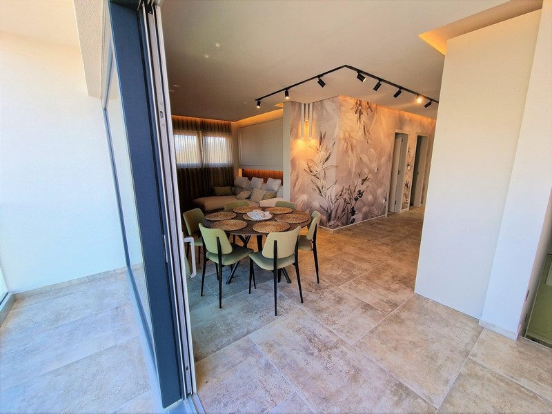 Obývacia izba s vysokými oknami.