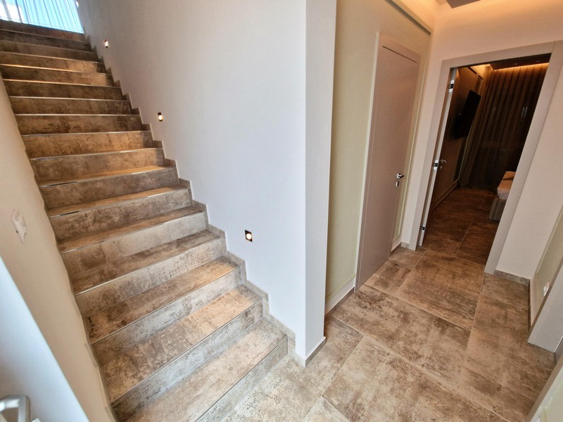 Jedálenský kút a výhľad do obývacej časti.