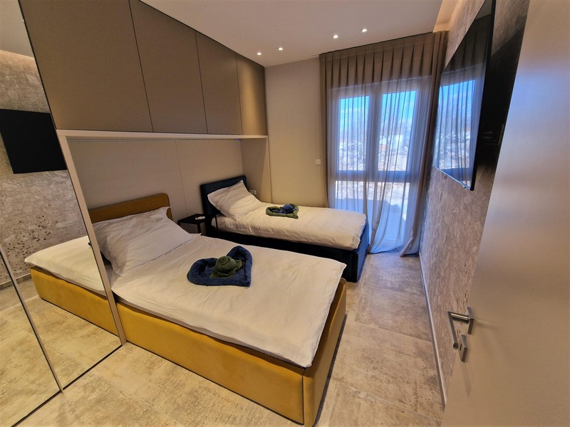 Útulná a moderná spálňa.