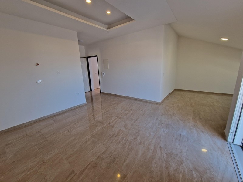 Svetlý obytný priestor nehnuteľnosti A2833 v Njivice, Chorvátsko - Panorama Scouting.