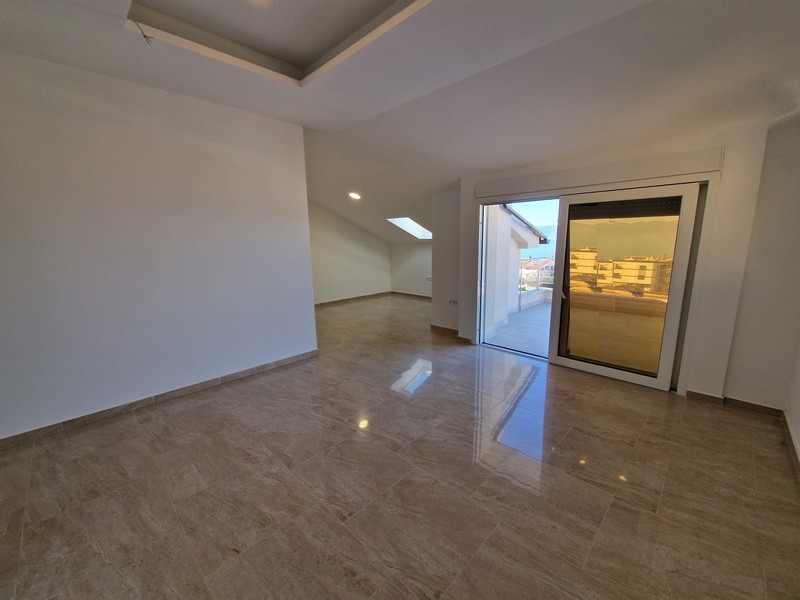 Obývacia izba s prístupom na terasu nehnuteľnosti A2833, Njivice, ostrov Krk, Chorvátsko.