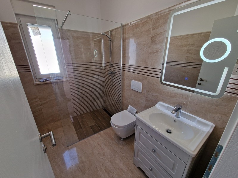 Kúpeľňa so sprchovacím kútom.