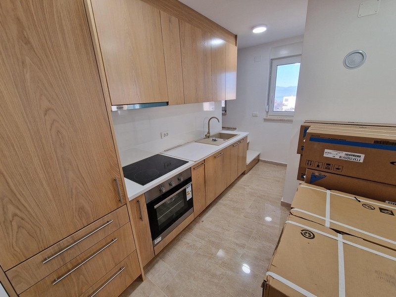 Moderná kuchyňa nehnuteľnosti A2834, ostrov Krk v Chorvátsku.