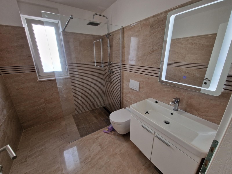 Kúpeľňa so sprchovacím kútom.