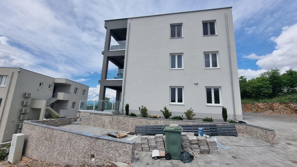 Bočný pohľad na budovu s celkovo šiestimi bytmi.