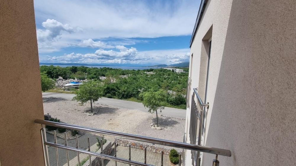 Výhľad na more z apartmánu A2849, ktorý sa predáva v Chorvátsku v blízkosti mora.