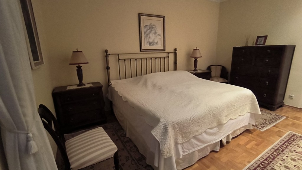 Väčšia spálňa s manželskou posteľou.