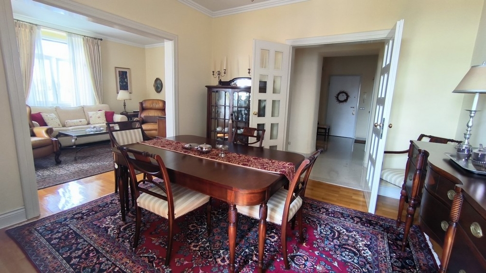 Obývacia a jedálenská časť v tradičnom štýle s vysoko kvalitným nábytkom v kaštieli.