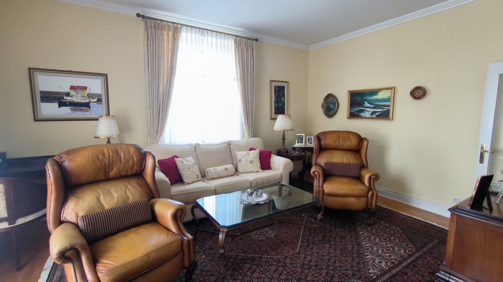 Obývacia izba s kvalitným nábytkom.