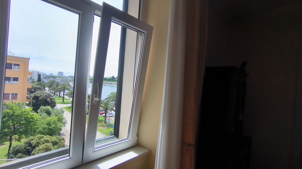 Bočný výhľad na more a promenádu ​​v Zadare, Dalmácia.