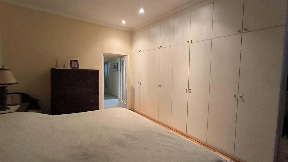 Spálňa so vstavanými skriňami.