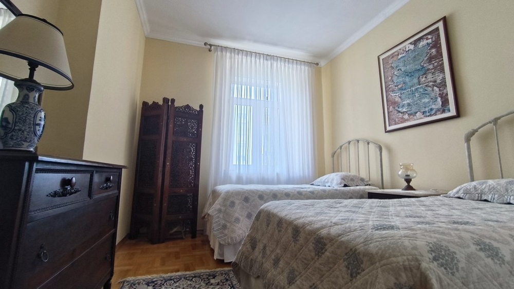 Spálňa s dvomi menšími jednolôžkami.