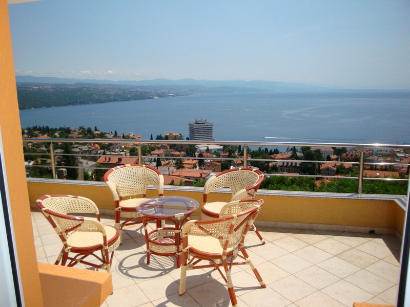 Výhľad na more z nehnuteľnosti A2863, ktorá je na predaj v Opatiji (Chorvátsko).