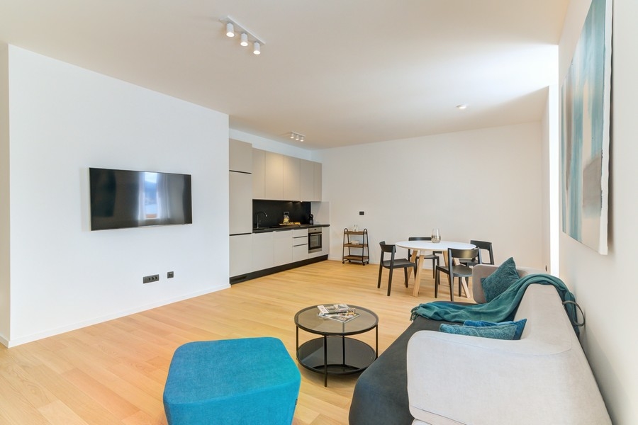 Otvorená obývacia izba s prístupom na terasu a výhľadom na more