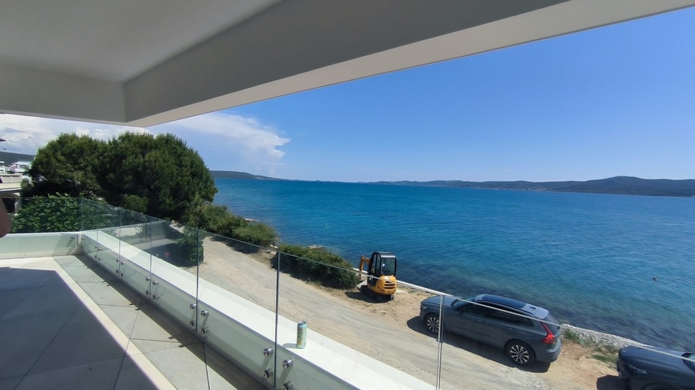 Balkón s výhľadom na more.