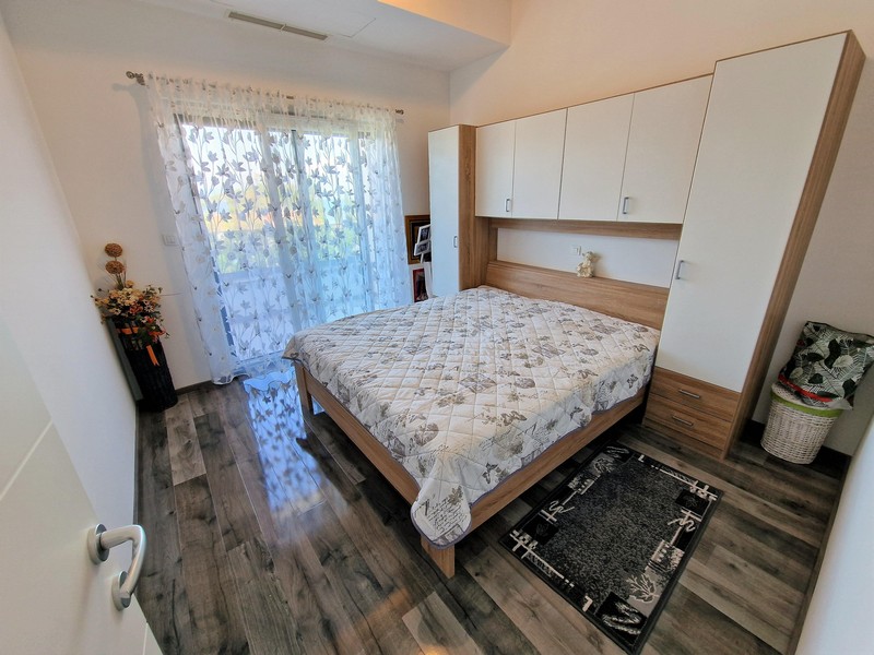 Pohodlný priestor na spanie so vstavanou skriňou.