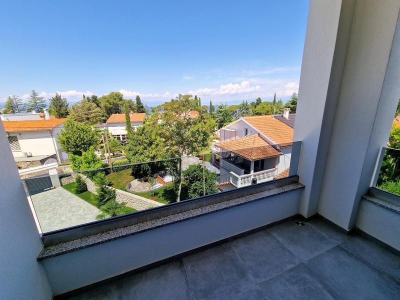 Výhľad na more z terasy.