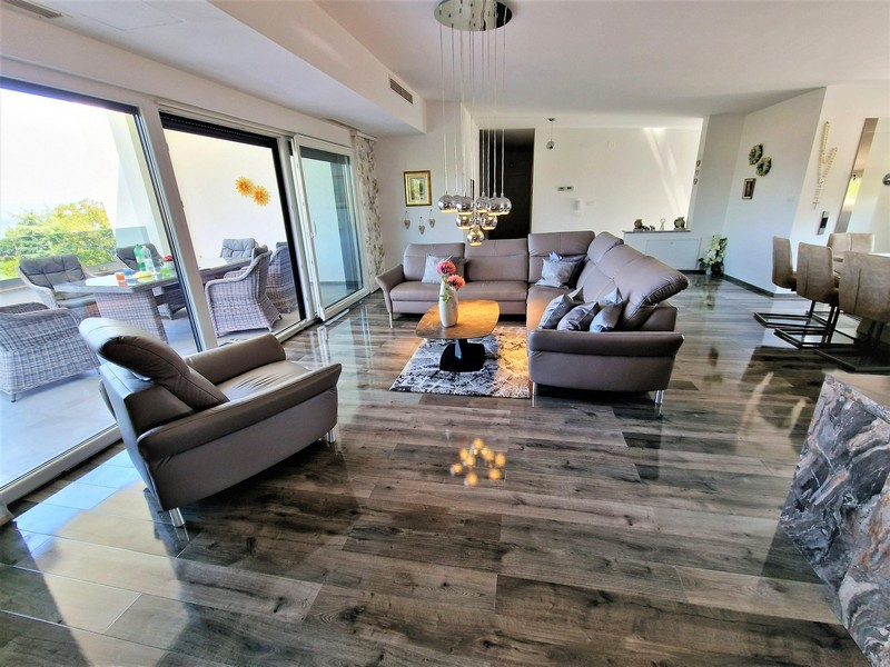 Obývacia izba s vysoko kvalitným nábytkom a výhľadom na more.