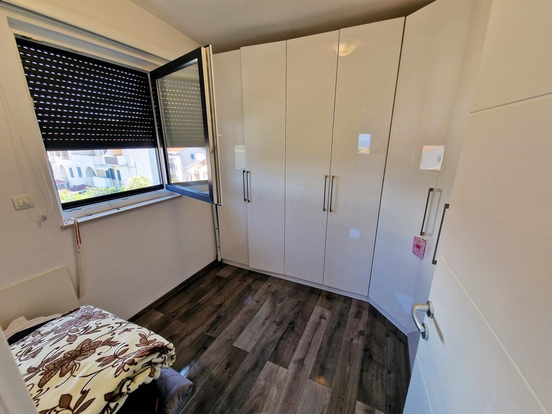 Spálňa so vstavanými skriňami.