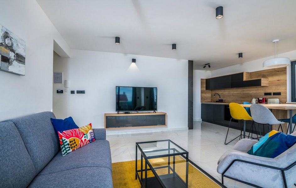 Moderne zariadená obývacia izba v atraktívnej lokalite v chorvátskom Punate.