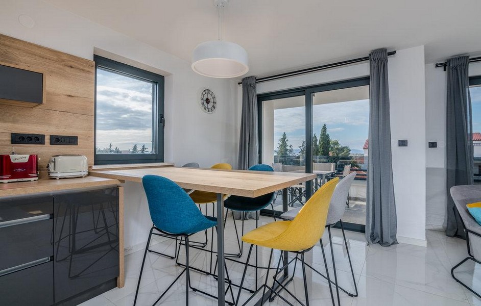 Obývacia izba nehnuteľnosti A2903, ktorá sa predáva na ostrove Krk v Chorvátsku.