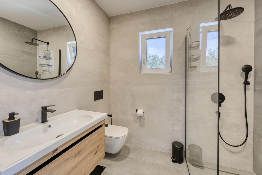 Kúpeľňa so sprchovacím kútom.