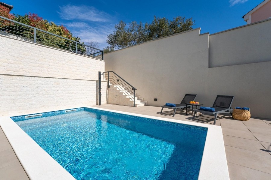 Bazén nehnuteľnosti (luxusný apartmán) na predaj na ostrove Krk v Chorvátsku.