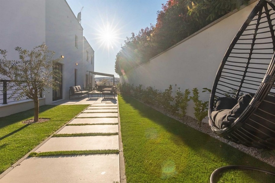 Krásna, dobre udržiavaná záhrada bytu A2905 (nehnuteľnosť v meste Krk).